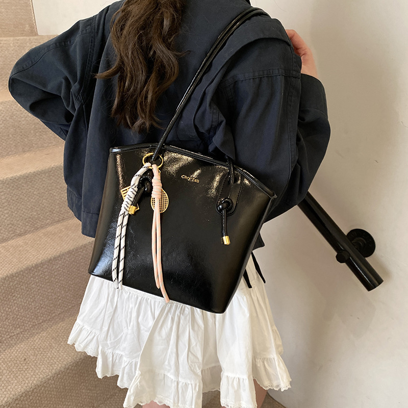 A stylish, simple and large-capacity single-shoulder underarm bag for women, a new model of 2025, with a sense of high-end fashion and versatile hand-held bucket bag Application Scenario