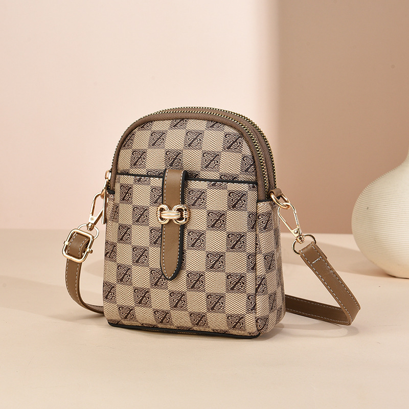 Wholesale of new summer 2024 small crossbody bags, candy single-shoulder crossbody bags and mobile phone bags for women from the manufacturer full figure