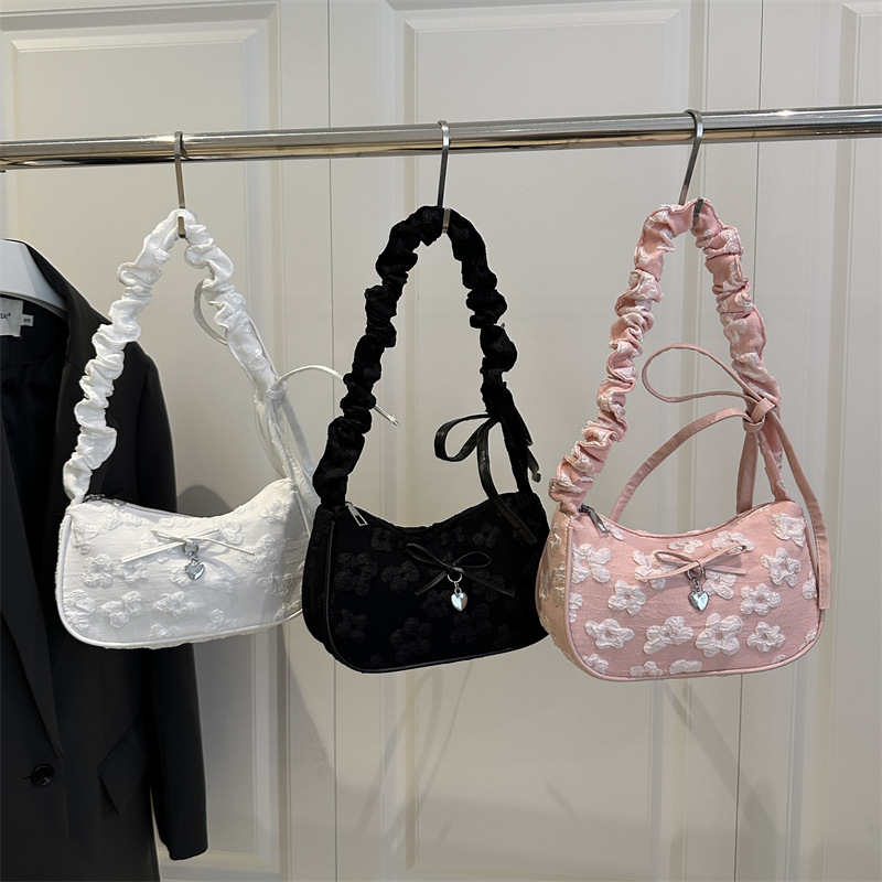 A new summer fashion single-shoulder bag for women in 2025, featuring a unique Instagram Korean-style pleated crossbody Application Scenario