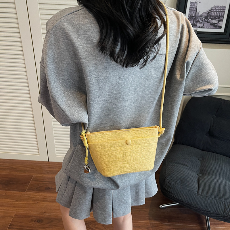 The 2025 new Korean style simple lychee pattern fashionable bucket bag is a versatile, casual and high-end single-shoulder crossbody bag for women Application Scenario