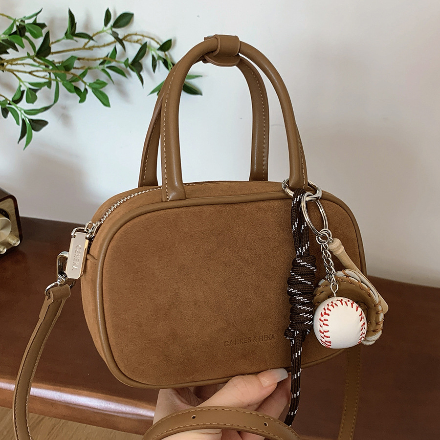 A large-capacity 2024 new style casual, versatile and simple shoulder bag for underarm work and commuting, a high-end crossbody bag full figure