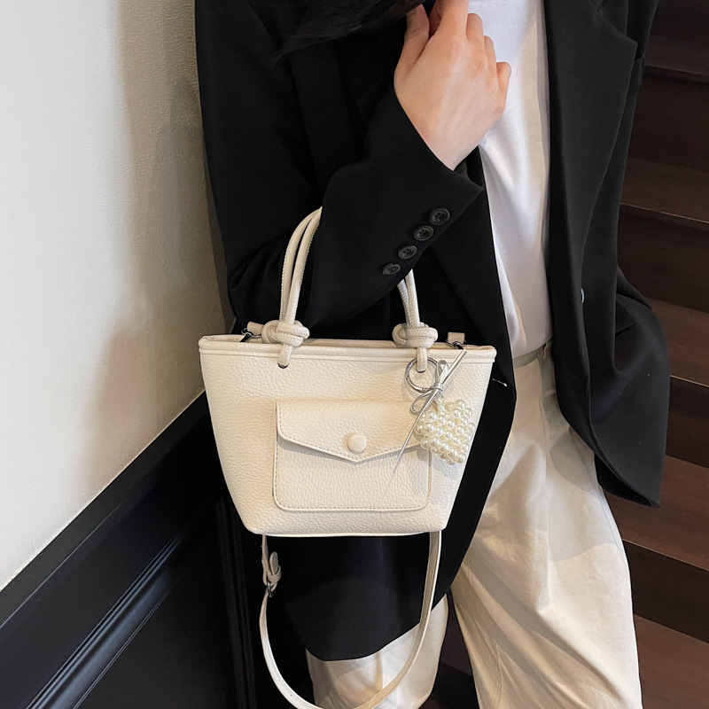 A niche and fashionable hand-held bucket bag for women, a simple Korean-style single-shoulder bag for summer 2025, a trendy and casual crossbody bag details Picture