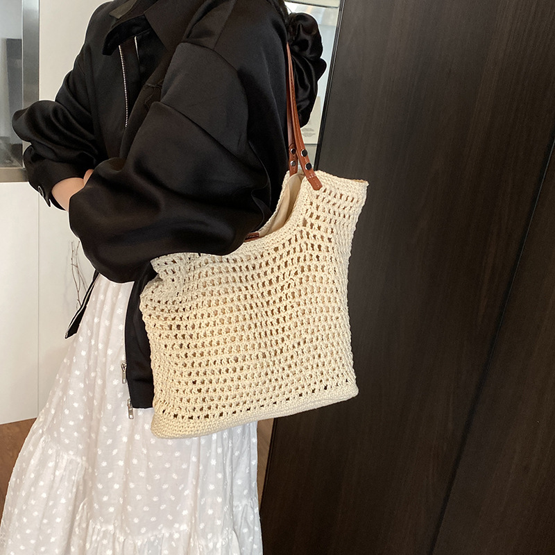 Hollowed-out knitted large-capacity bucket bag for women, 2025 new style, versatile for seaside vacation, beach and commuting, single-shoulder bag Application Scenario