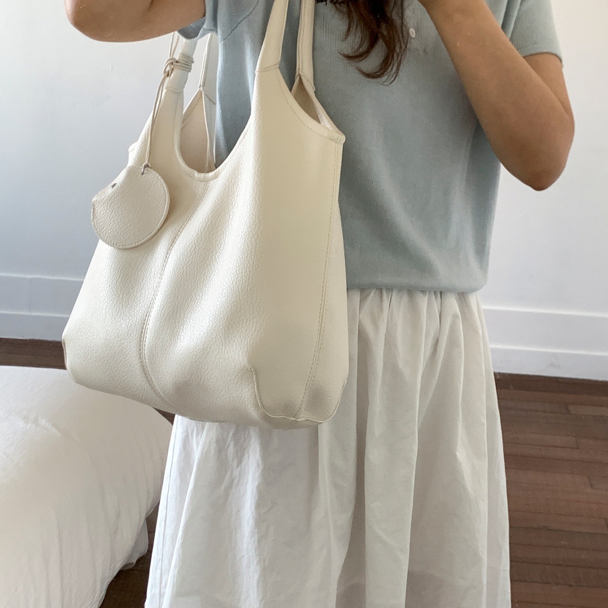 Versatile retro handbag, solid color, large capacity tote bag, 2025 new trendy and fashionable shoulder bag, casual underarm bag Application Scenario