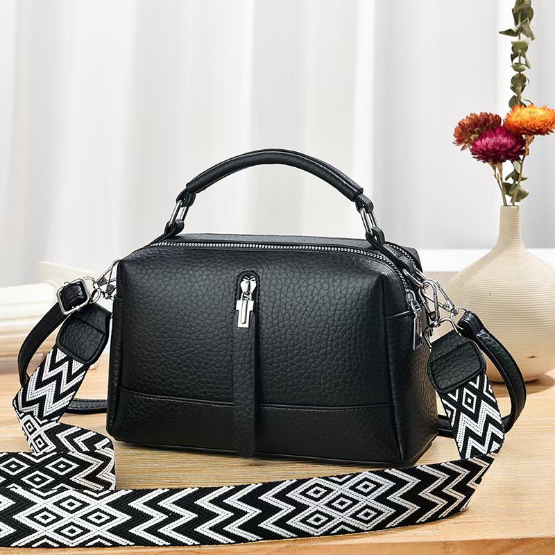 Large-capacity solid-color hand-held small square bag factory consignment 2025 new style single-shoulder small bag fashionable and casual crossbody bag full figure