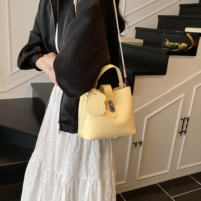 Cross-border lychee pattern trendy hand-held bucket bag for women 2025 new style, fashionable, versatile, casual and niche single-shoulder crossbody bag details Picture