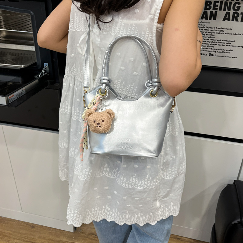 This year, small bags are in vogue. They are versatile for women's spring and summer. In 2025, there are new fashionable crossbody bags and casual hand-held bucket bags Specification drawing