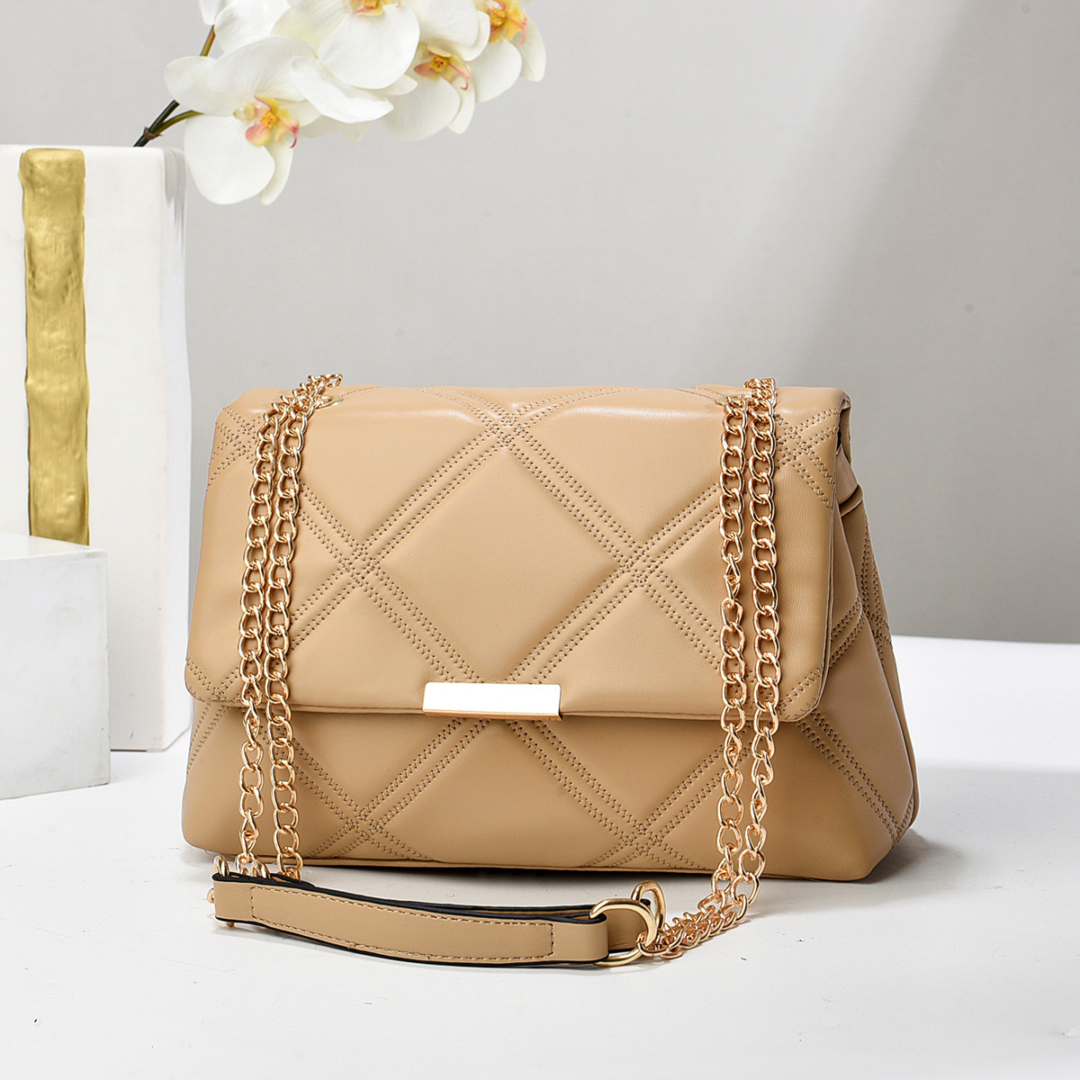 Spring 2024 best-selling girls' light luxury small square bag, super soft leather diamond-shaped chain single-shoulder crossbody bag, one-piece consignment full figure