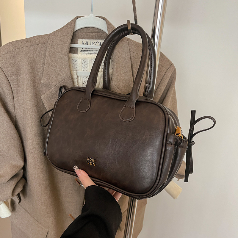 A high-end retro soft leather bag for women, a new 2024 trendy, versatile and fashionable hand-held bowling bag, a single-shoulder crossbody bag details Picture