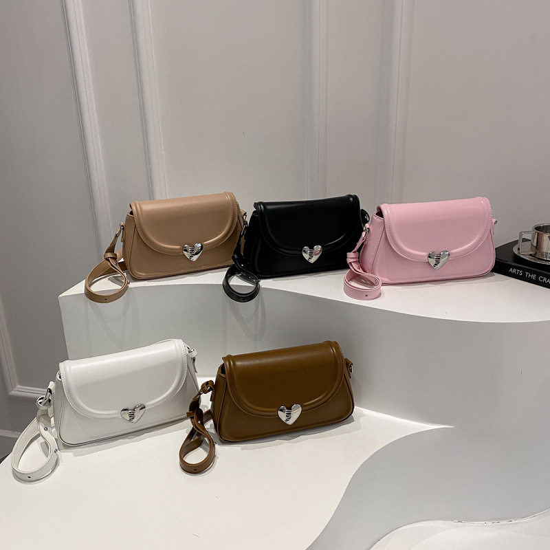 French niche high-end underarm bag for women 2025 new style, fashionable heart lock buckle small square bag, versatile shoulder bag Application Scenario
