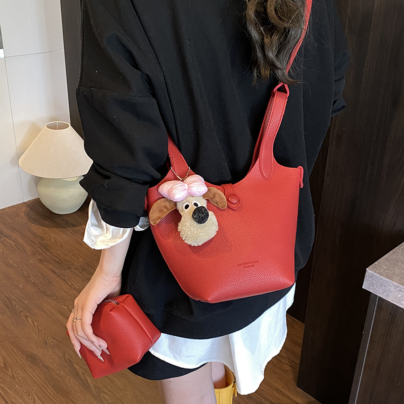 The 2025 new high-end large-capacity hand-held bucket bag is a cute and versatile, fashionable and stylish single-shoulder crossbody bag Application Scenario