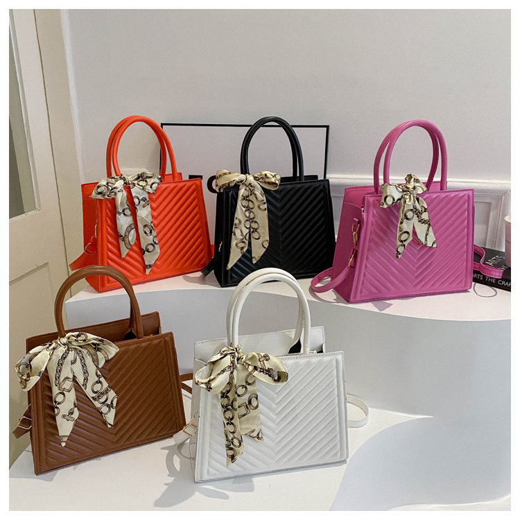 Korean style fashionable and simple women's bag, high-quality winter new style niche design handbag, large capacity crossbody bag full figure