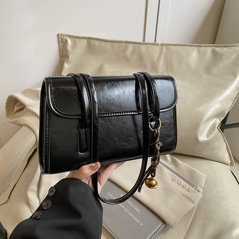 A high-end, niche design bag for women 2025, a trendy and fashionable single-shoulder underarm bag with a large capacity for carrying and commuting Application Scenario