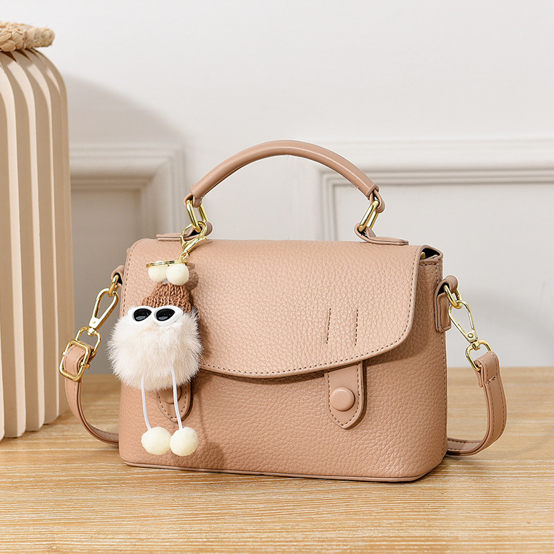 A new trendy Korean version casual crossbody bag for women in 2025, a stylish black small bag for spring and summer, simple for students details Picture