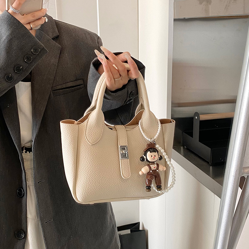 A popular soft leather tote bag for women, a new style of 2025, stylish and versatile, single-shoulder underarm bag, and a commuter crossbody bag details Picture