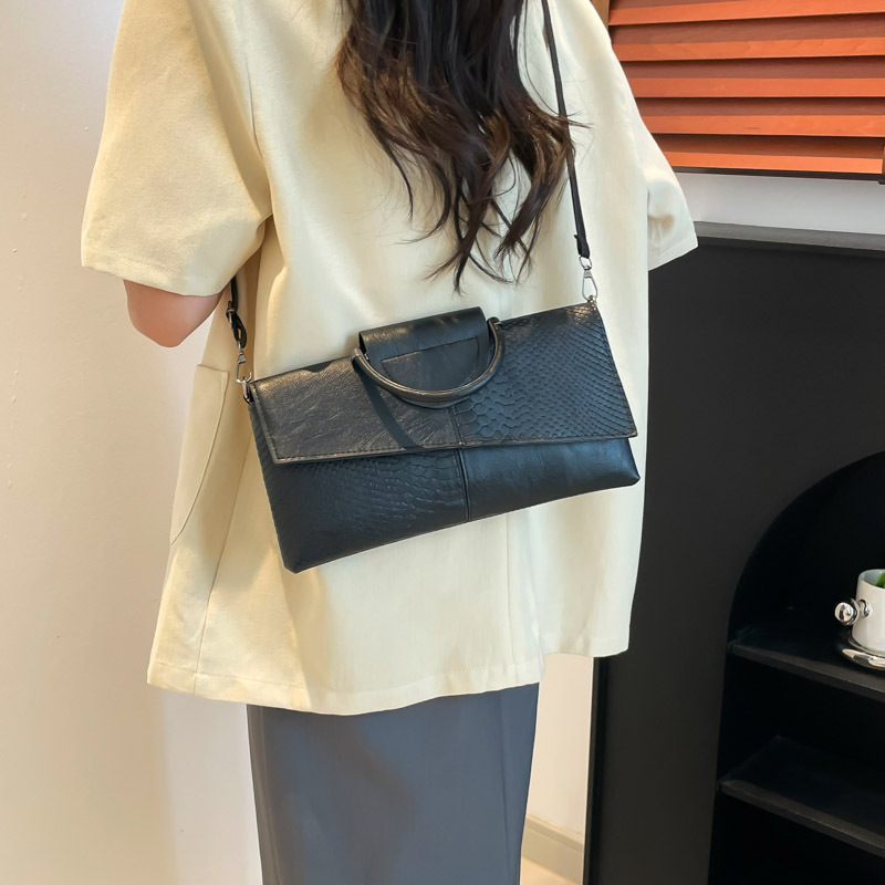The new 2025 snake-patterned women's clutch bag with a European and American style exudes a sense of high-end fashion. It is a large-capacity, trendy single-shoulder crossbody bag details Picture