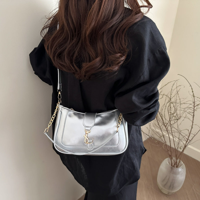 A large-capacity French new style trendy, fashionable and stylish handbag with a stylish texture. It is designed as a summer bag for women in 2025 details Picture
