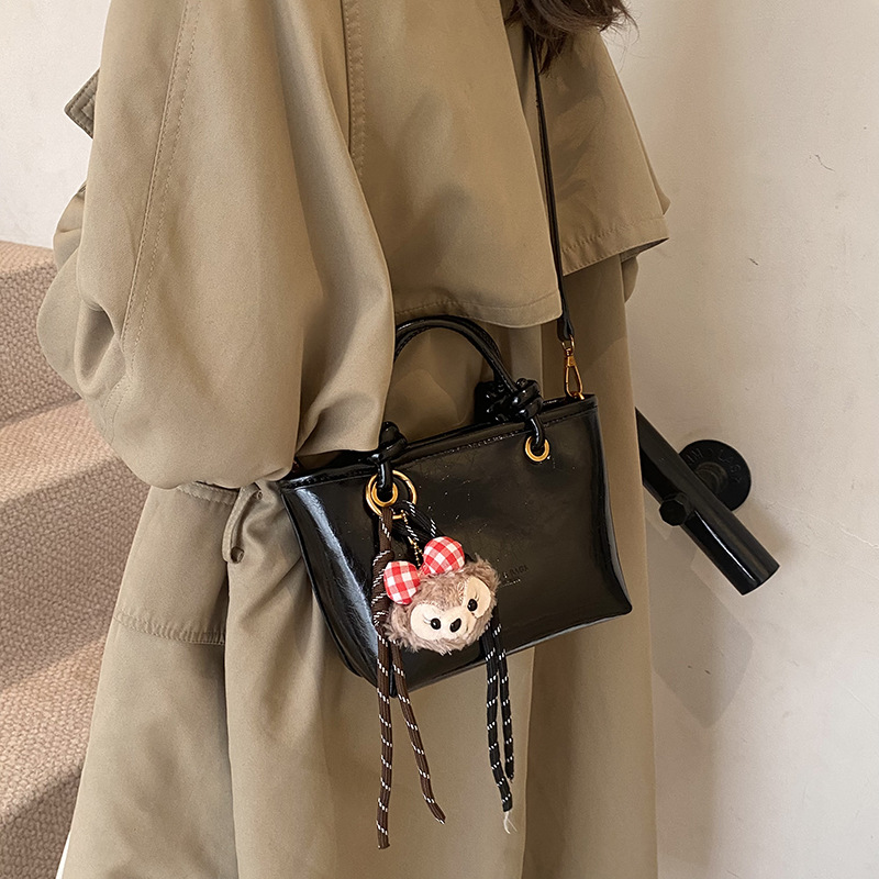 High-end retro small bag for ladies, 2024 new style casual, versatile and fashionable crossbody bag, popular hand-held bucket bag full figure
