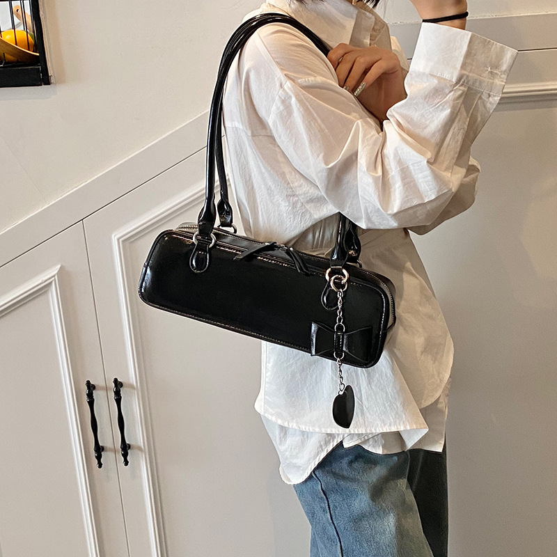 French casual retro underarm bag for women 2025 new style, fashionable, trendy, stylish, sweet and cool, spicy girl single-shoulder bag Application Scenario