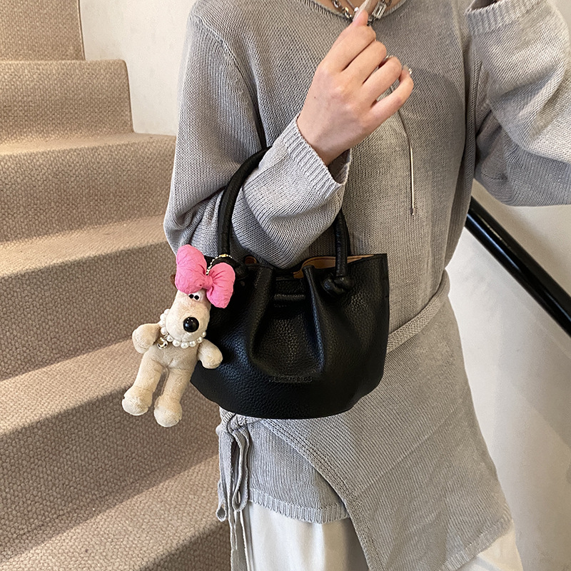2025 New style fashionable pleated hand-held bucket bag for women, retro and versatile soft leather mother-and-child bag, casual single-shoulder crossbody bag details Picture