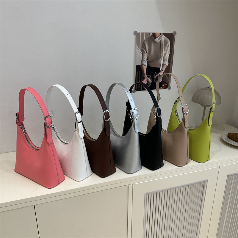 A French niche design with a simple and elegant texture underarm bag for women, a new 2025 trendy and versatile single-shoulder bag for women Application Scenario