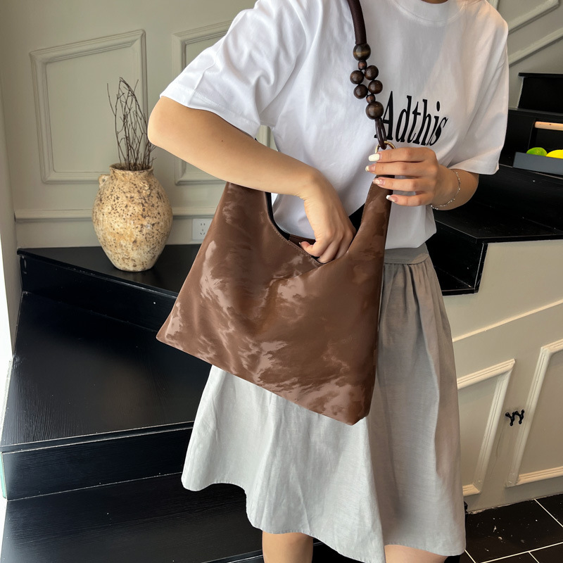 Cross-border sweet beaded hand-held underarm bag 2025 Summer New style fashionable casual single-shoulder bag large capacity tote bag Application Scenario