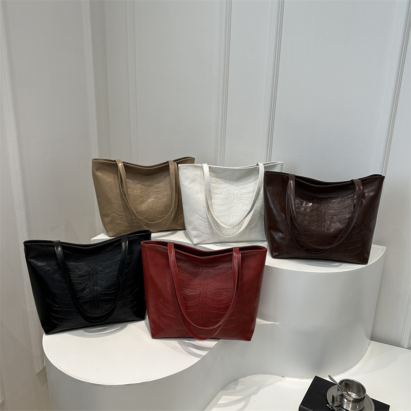 2024 New large-capacity PU casual handbag, crocodile pattern, fashionable and retro European and American commuter tote single-shoulder women's bag Application Scenario