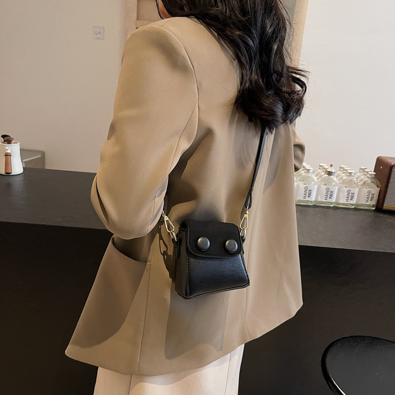 A high-end, niche design mini bag for women, a new 2024 fashionable crossbody bag for women, a casual Korean-style red envelope Application Scenario