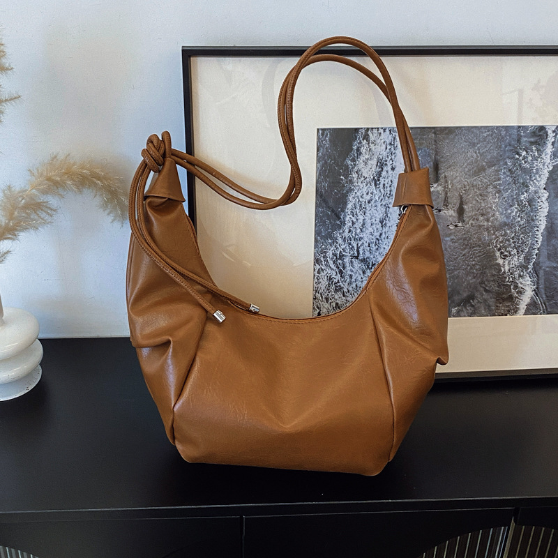 A unique retro patchwork dumpling bag for women, a new spring/Summer 2025 trendy and fashionable large-capacity single-shoulder crossbody bag full figure