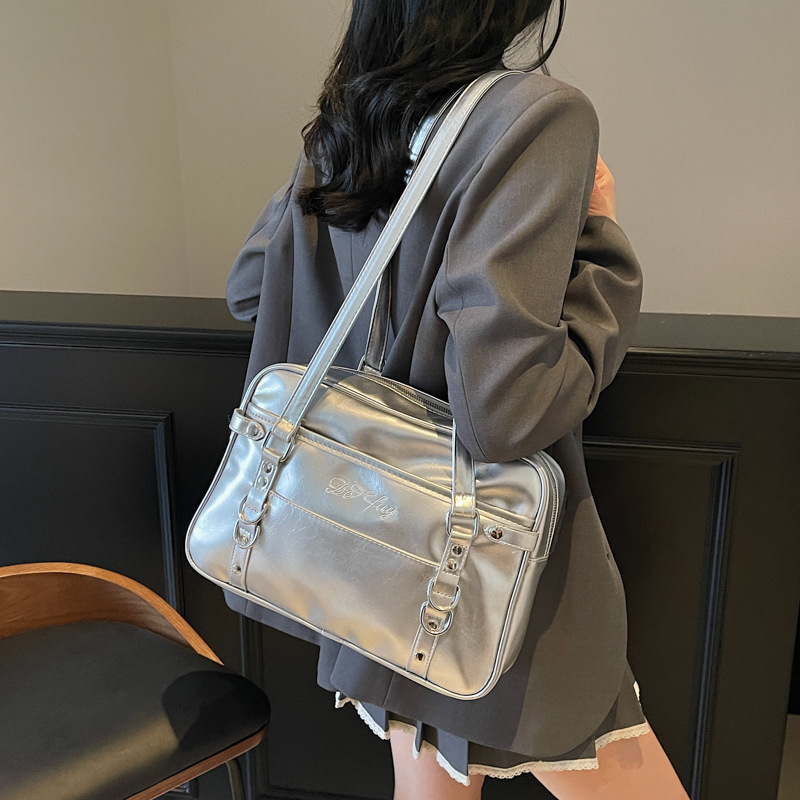 A versatile soft leather, simple school style, large-capacity single-shoulder underarm bag, a new 2025 fashionable and trendy commuting backpack Application Scenario