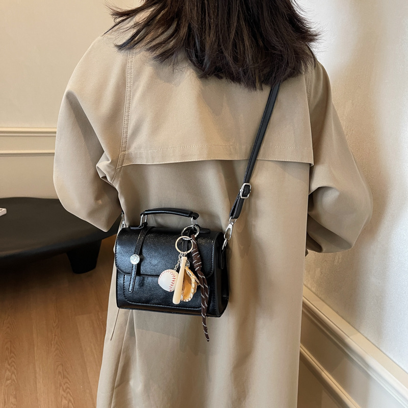 Retro hand-held Cambridge bag, fashionable and versatile crossbody small bag, a new 2024 niche design for women's commuting single-shoulder bag Application Scenario