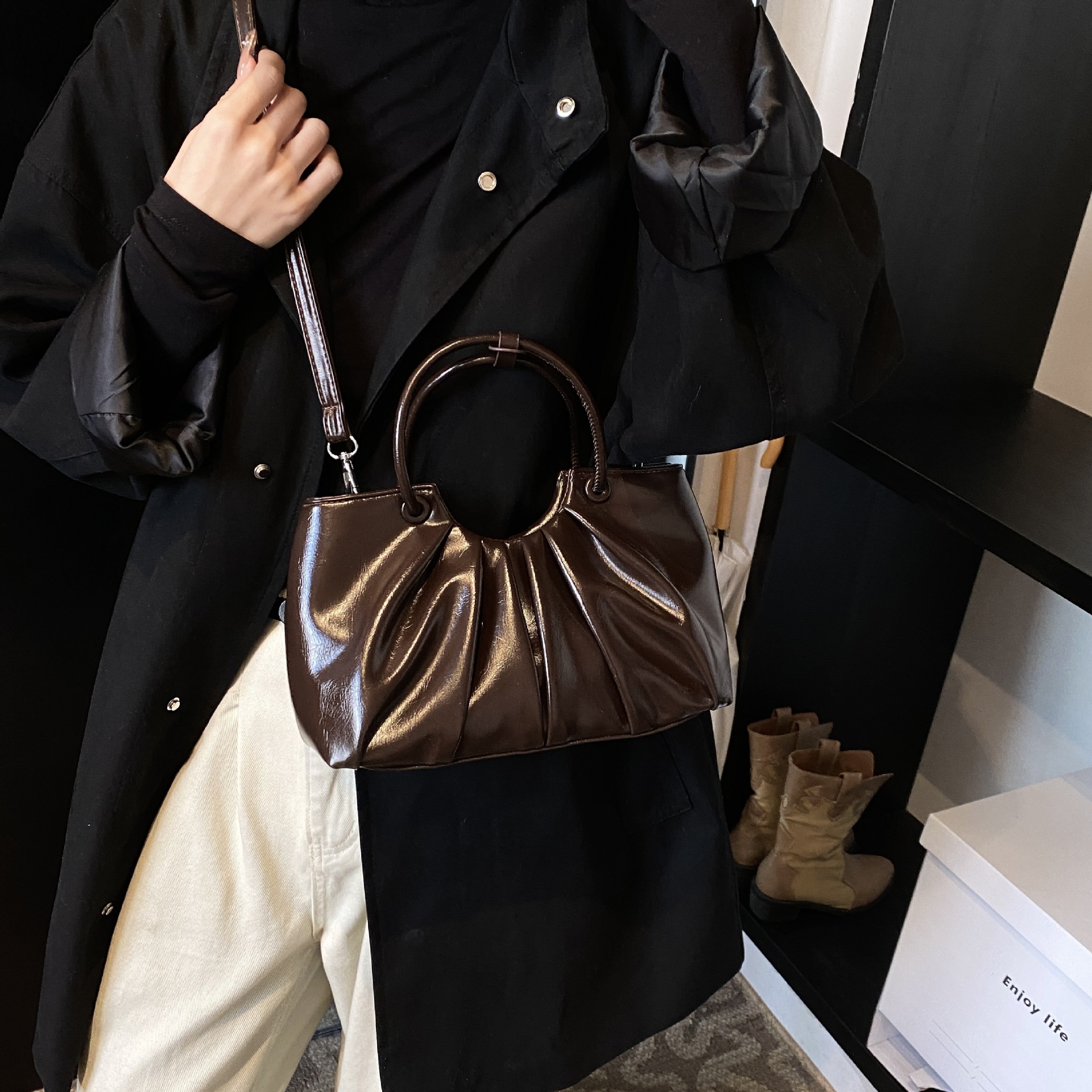 High-end retro oil wax leather small bag for women, 2024 new autumn and winter versatile crossbody bag, hand-held pleated bag Application Scenario
