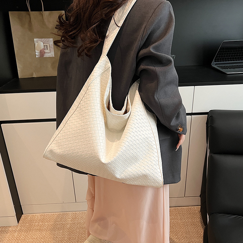 Korean trendy diamond-shaped woven bucket bag for women 2025 new style, simple and versatile, large-capacity casual and fashionable single-shoulder bag details Picture