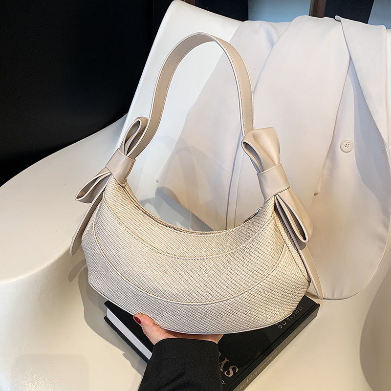 This year, the bow-shaped small bag for women in 2025 is in vogue. It's a trendy, simple underarm bag and a versatile single-shoulder bag Specification drawing