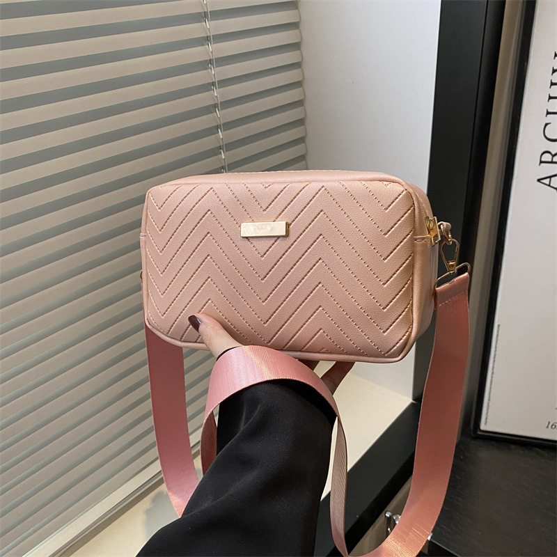 The 2025 new wavy pattern women's bag is fashionable and versatile. The embroidered camera bag and the casual single-shoulder small square bag are cross-border trends full figure