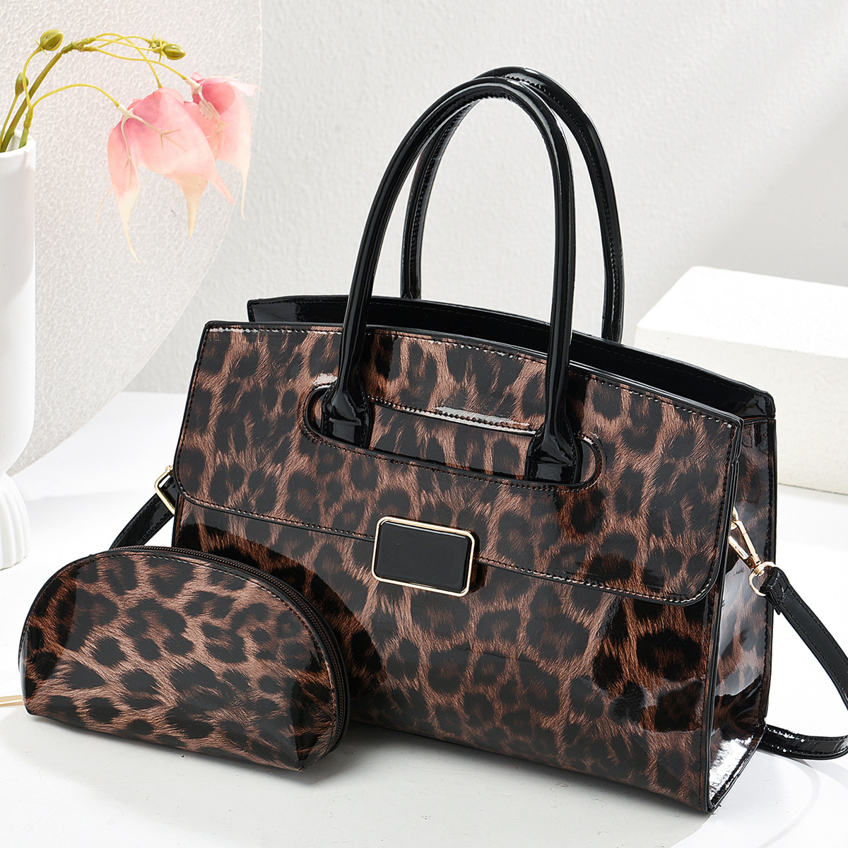 Cross-border exclusive for women, European and American fashion retro leopard print handbag, patent leather, elegant, individual and trendy single-shoulder crossbody bag Application Scenario