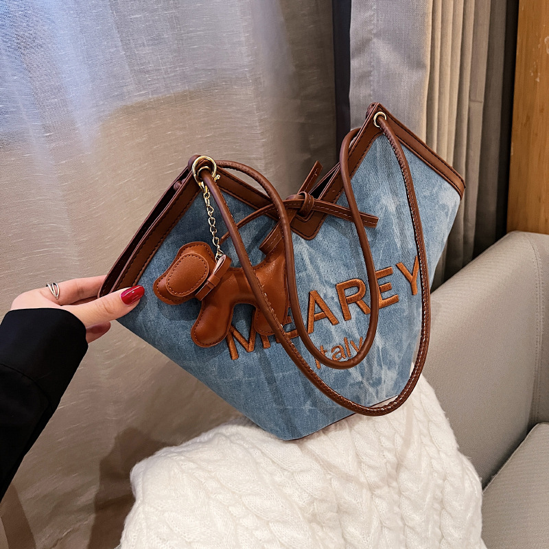 A niche design denim blue tote bag for casual commuting in 2025, a trendy and versatile single-shoulder bag Specification drawing