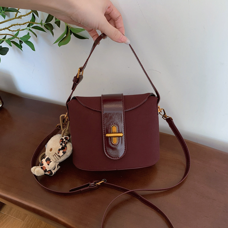 New women's 2024 fashionable bucket bag, casual, versatile, fashionable and niche design, retro crossbody handbag details Picture