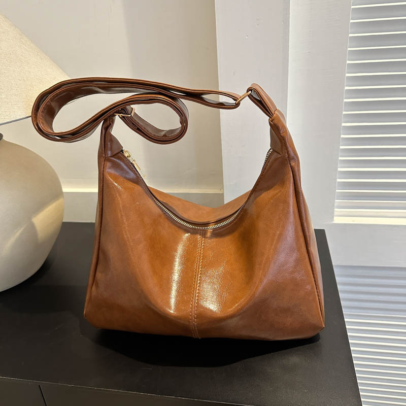 Autumn and winter retro bag for women 2023 new style, popular soft leather versatile crossbody bag, casual large-capacity commuting bucket bag full figure