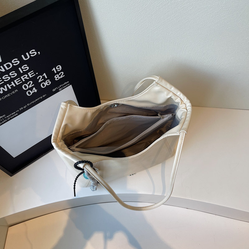 Cross-border large-capacity commuting large bag for women, 2025 new retro versatile single-shoulder tote bag, casual handbag Application Scenario