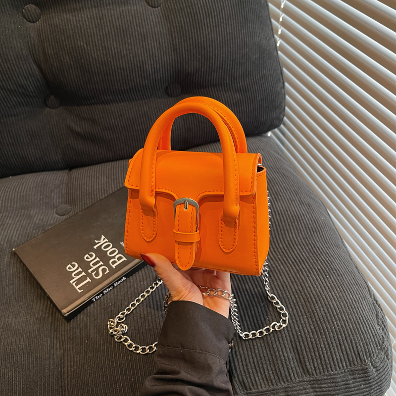 Retro casual small square bag for women, simple, fashionable and stylish hand-held shoulder bag, 2025 new style simple and fashionable crossbody bag full figure