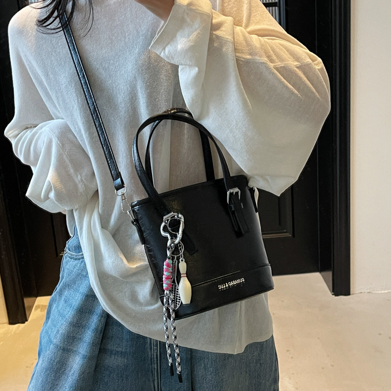 Retro color-blocking trendy bucket bag for women 2025 new style, fashionable and versatile single-shoulder bag, niche design, simple handbag Application Scenario