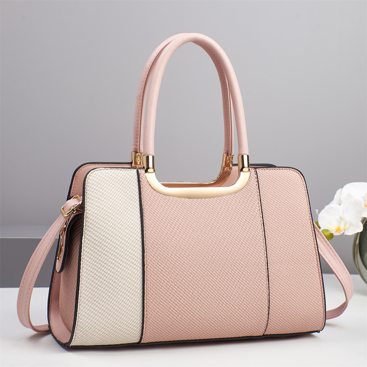 The new large-capacity 2025 handbag from an export-oriented manufacturer is a trendy and versatile single-shoulder bag. It can be worn diagonally over one shoulder as a gift details Picture