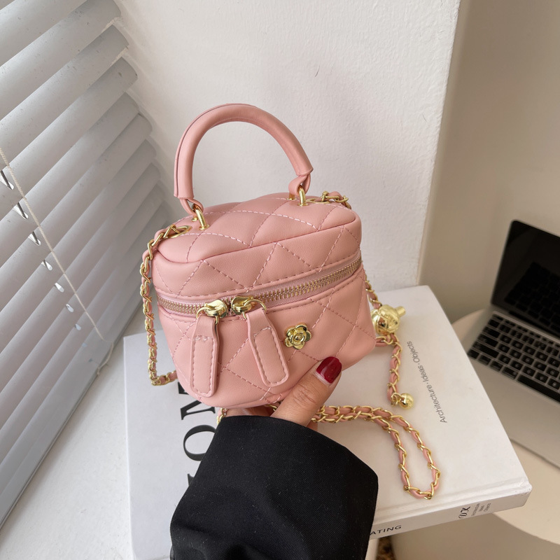 A stylish, light luxury, versatile hand-held box bag for women, a new high-end texture diamond-shaped chain single-shoulder crossbody bag for summer 2025 full figure