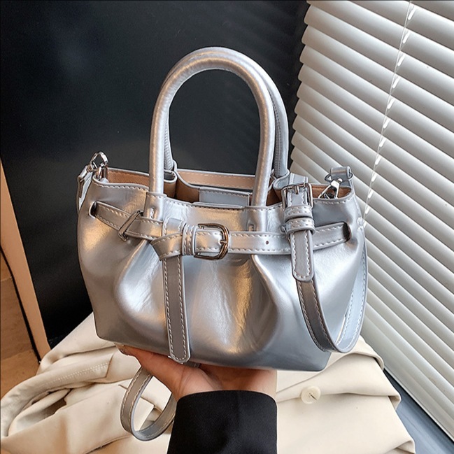 High-end pleated handbag for women, 2025 new trend, fashionable single-shoulder bucket bag, casual and versatile crossbody bag full figure