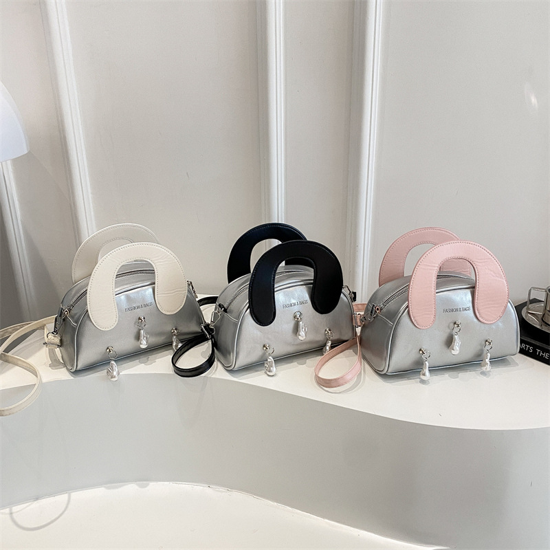 A niche design color-blocking handbag, a trendy and cool silver shell bag for women in 2025, a versatile shoulder bag and crossbody bag Application Scenario