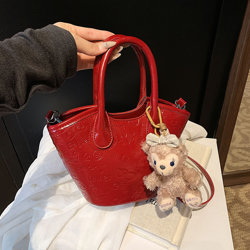 A new 2025 trendy Korean version women's hand-held vegetable basket bag with a niche design for commuting and casual single-shoulder tote Specification drawing