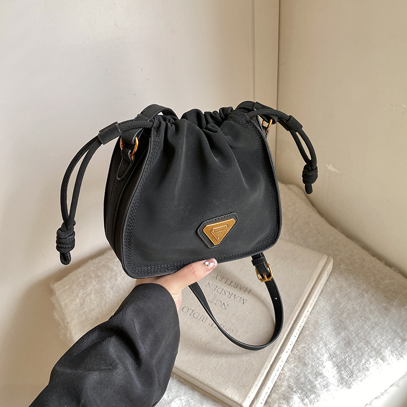 This year, the bucket bag for women is in fashion. The new 2024 model features a niche design, a single-shoulder crossbody bag, and a high-quality pleated bag Specification drawing