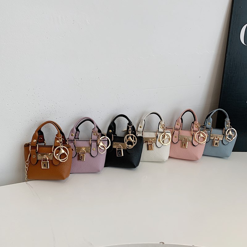 The new cross-border trendy women's bags are practical, versatile, retro and trendy single-shoulder crossbody handbags, small tote bags and bucket bags Application Scenario