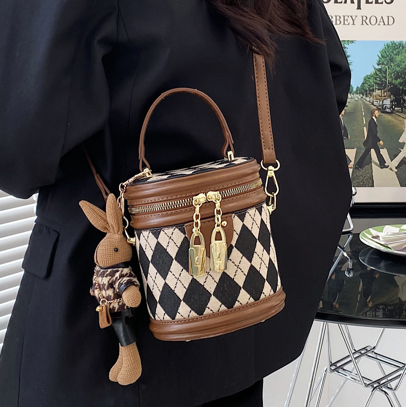 Cross-border wholesale small bags for women 2025 Spring New fashionable and niche crossbody bag with texture diamond-shaped hand-held bucket bag details Picture